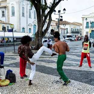 Roda de capoeira, dois jovens jogando capoeira