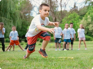Garoto correndo em um campo